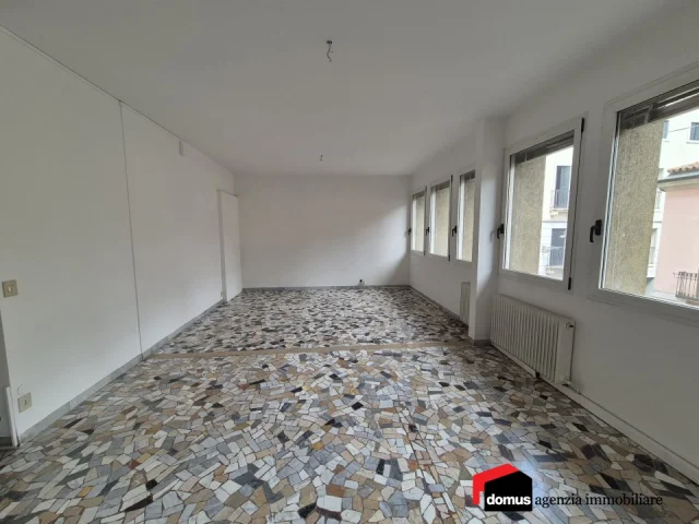 Appartamenti in Vendita - Thiene centro: ampio studio al piano primo