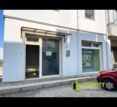 Locale commerciale di mq 57 circa con due vetrine e posto auto