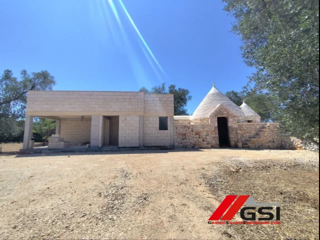 Charme rustico: trullo con ampliamento da completare