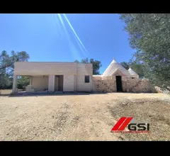Charme rustico: trullo con ampliamento da completare