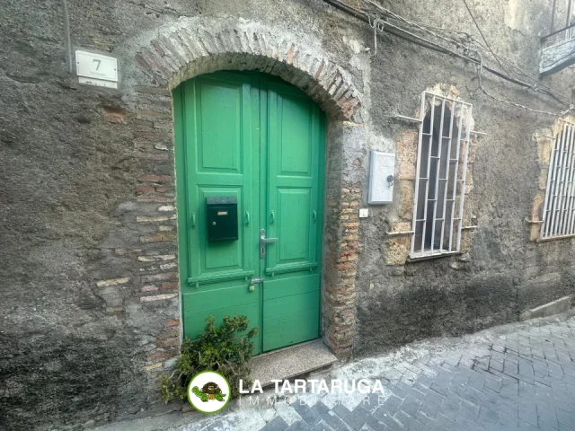 Appartamenti in Vendita - Casa indipendente in parte da ristrutturare