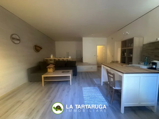 Appartamenti in Vendita - Casa indipendente in parte da ristrutturare