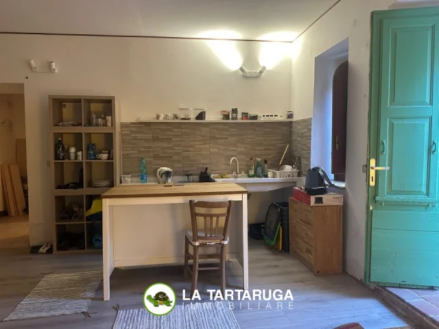 Appartamenti in Vendita - Casa indipendente in parte da ristrutturare