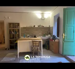 Appartamenti in Vendita - Casa indipendente in parte da ristrutturare