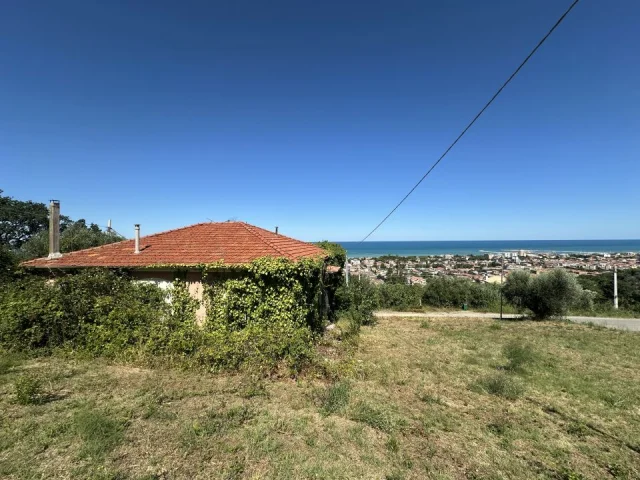 Terreno con collabente vista mare in vendita