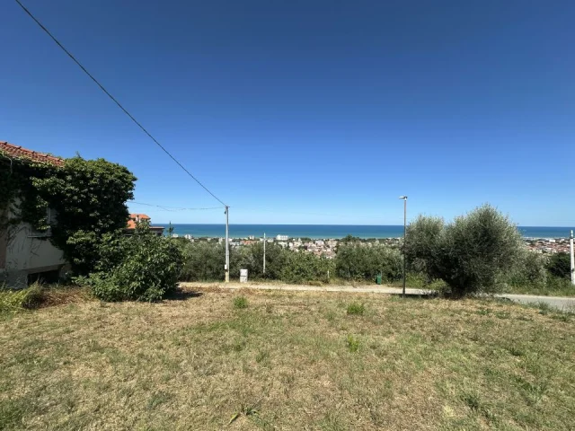 Appartamenti in Vendita - Terreno con collabente vista mare in vendita
