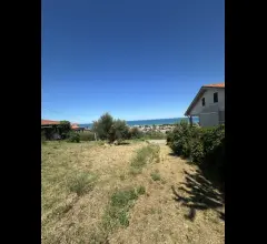 Appartamenti in Vendita - Terreno con collabente vista mare in vendita