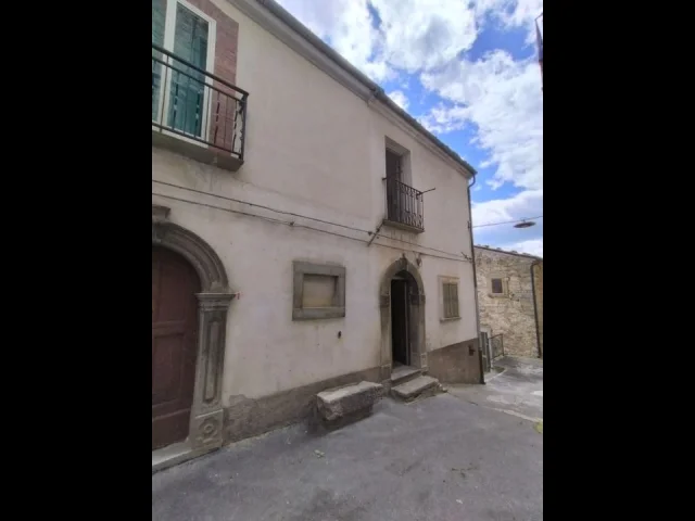 Appartamenti in Vendita - Porzione di fabbricato in centro storico di montazzoli (ch).