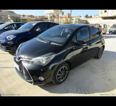 Toyota yaris 1.5 hybrid 5p. by glamour