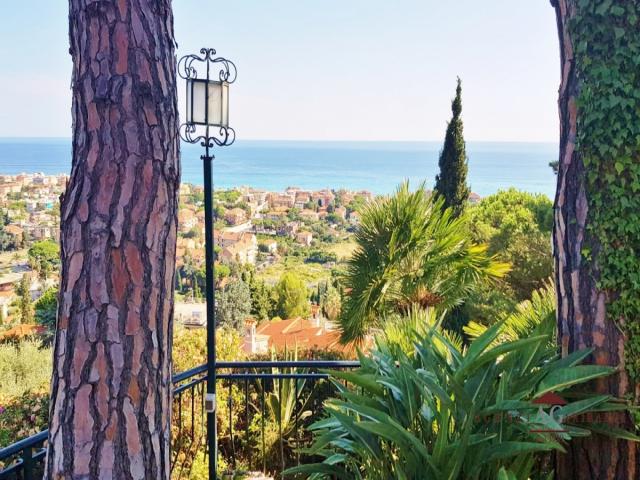 Case - Villa vista mare in prima collina di bordighera