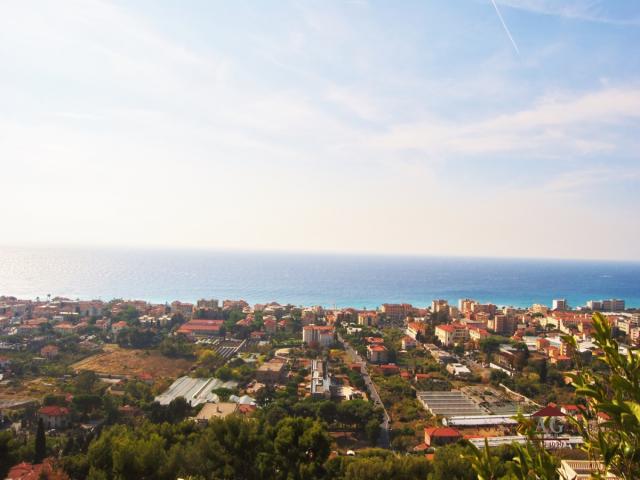 Case - Villa vista mare in prima collina di bordighera