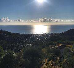 Semindipendente porzione di villetta bifamiliare con ampia vista mare