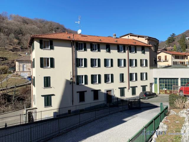 Appartamento di quattro locali, doppi servizi, balcone e cantina