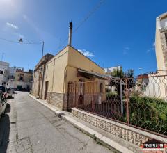 Casa indipendente con giardino zona montrone largo garibaldi