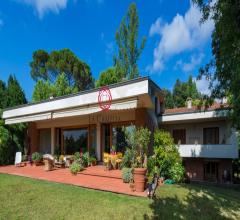 Ampia villa singola con giardino a pochi km da lucca