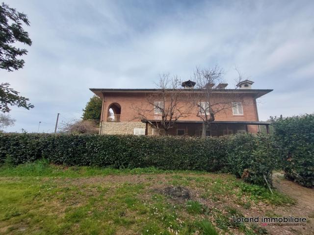 Villa  singola con circa 2,4 ha di terreno