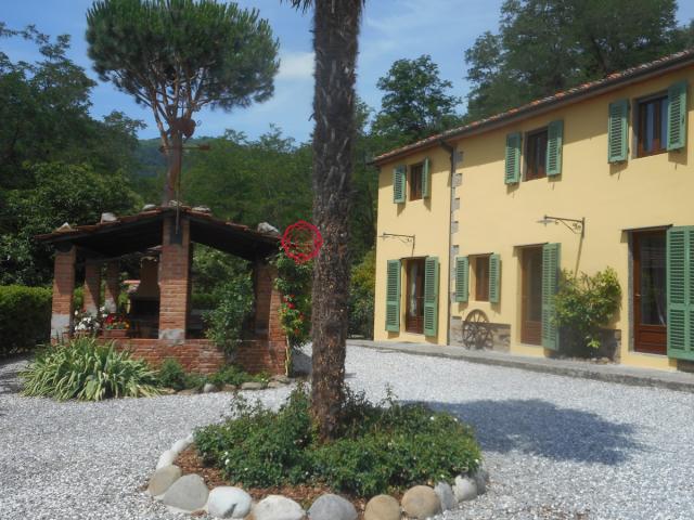Casolare composto da 2 abitazioni con piscina e panorama