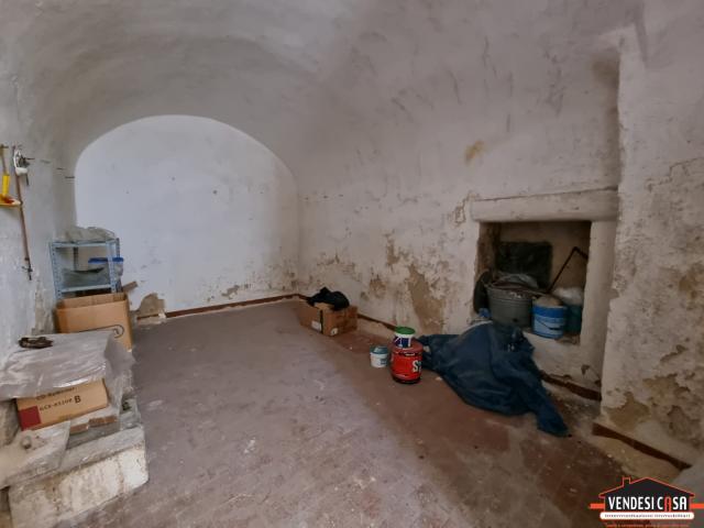 Appartamenti in Vendita - Cantina di 20 mq. circa zona canneto borgo antico