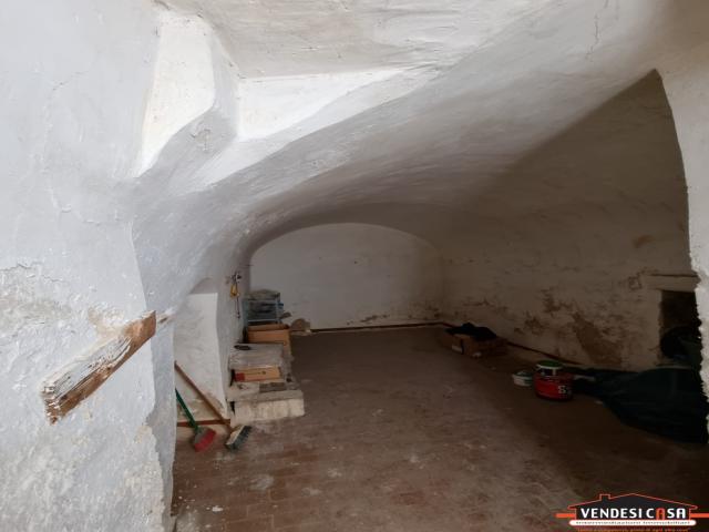 Appartamenti in Vendita - Cantina di 20 mq. circa zona canneto borgo antico