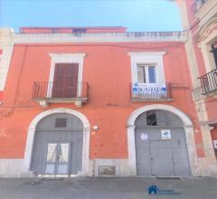 Casa d'epoca con locale/garage, terrazzo e cantina