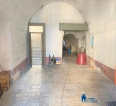 Case - Casa d'epoca con locale/garage, terrazzo e cantina