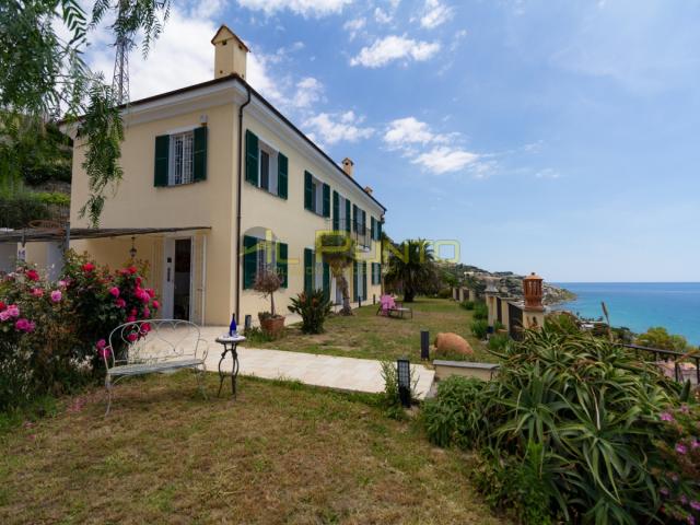 Case - Sanremo villa con vista panoramica sul golfo da capo nero a capo verde e sulla città
