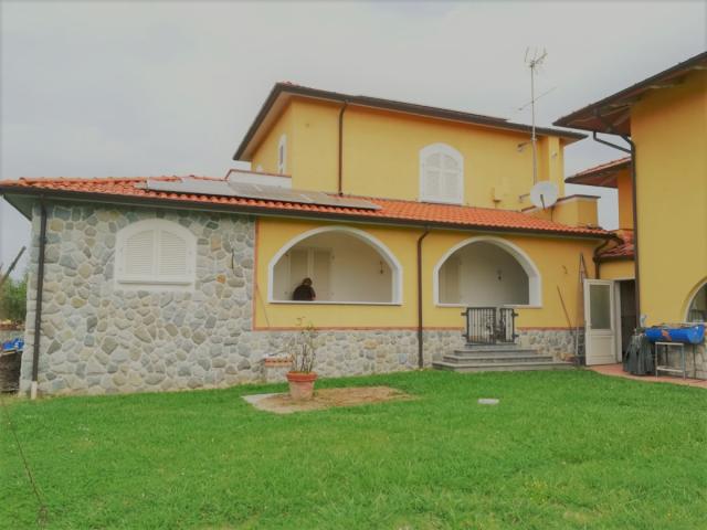 Appartamenti in Vendita - Bifamiliare con terreno