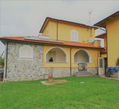 Appartamenti in Vendita - Bifamiliare con terreno