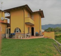 Appartamenti in Vendita - Bifamiliare con terreno