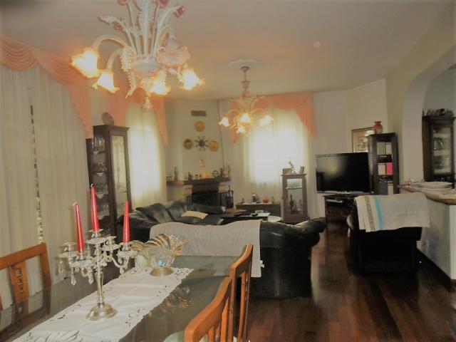 Appartamenti in Vendita - Villa indipendente con piscina e vista mare