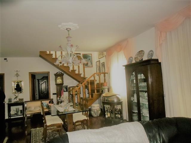 Appartamenti in Vendita - Villa indipendente con piscina e vista mare