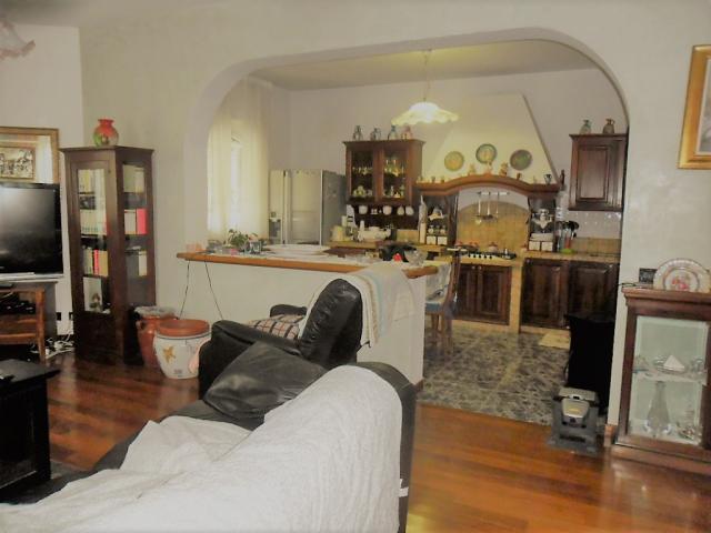 Appartamenti in Vendita - Villa indipendente con piscina e vista mare