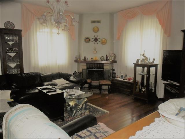 Appartamenti in Vendita - Villa indipendente con piscina e vista mare
