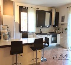 Appartamenti in Vendita - Villa vicino a sarzana