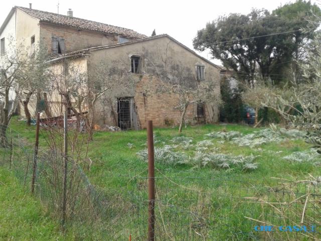 Rustico semi-indipendente con ampio giardino e lotto di terreno agricolo. Case - Rustico semi-indipendente con ampio giardino e lotto di terreno agricolo.