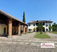 Residenza di pregio con ampio giardino e terreni