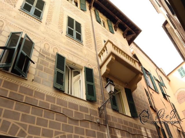 Case - Appartamento pentalocale con doppi servizi e balconi in vendita ad albenga