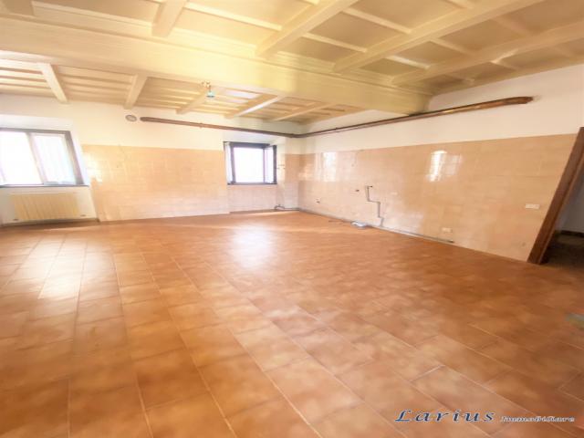 Case - Eupilio centro. ampio 3 locali con box e giardino