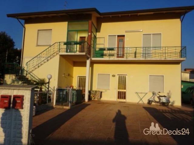 Unità residenziale di due piani con autorimessa e area scoperta comune - via maentrada, 137 - 30023 Case - Unità residenziale di due piani con autorimessa e area scoperta comune - via maentrada, 137 - 30023