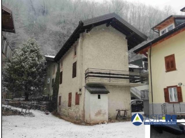 Rustici e casali - piazza dante 8 Case - Rustici e casali - piazza dante 8