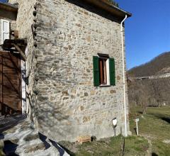 Case - Rustico in sassi con terreno di 7.5 a valmozzola