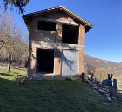 Case - Rustico in sassi con terreno di 7.5 a valmozzola