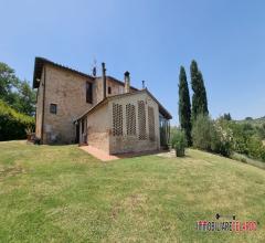 Villa libera su 4 lati con parco e piscina