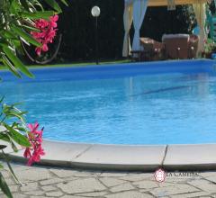 Case - Camaiore -  villa indipendente con grande giardino, piscina e depandance