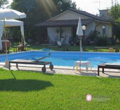 Case - Camaiore -  villa indipendente con grande giardino, piscina e depandance