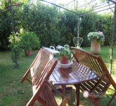 Case - Camaiore -  villa indipendente con grande giardino, piscina e depandance
