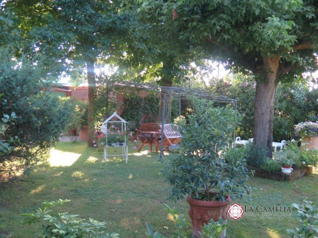 Case - Camaiore -  villa indipendente con grande giardino, piscina e depandance