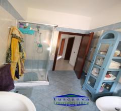 Case - Camaiore -  villa indipendente con grande giardino, piscina e depandance