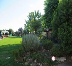 Case - Camaiore -  villa indipendente con grande giardino, piscina e depandance