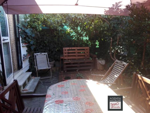 Case - Piano di conca: villetta a schiera con giardino godibile